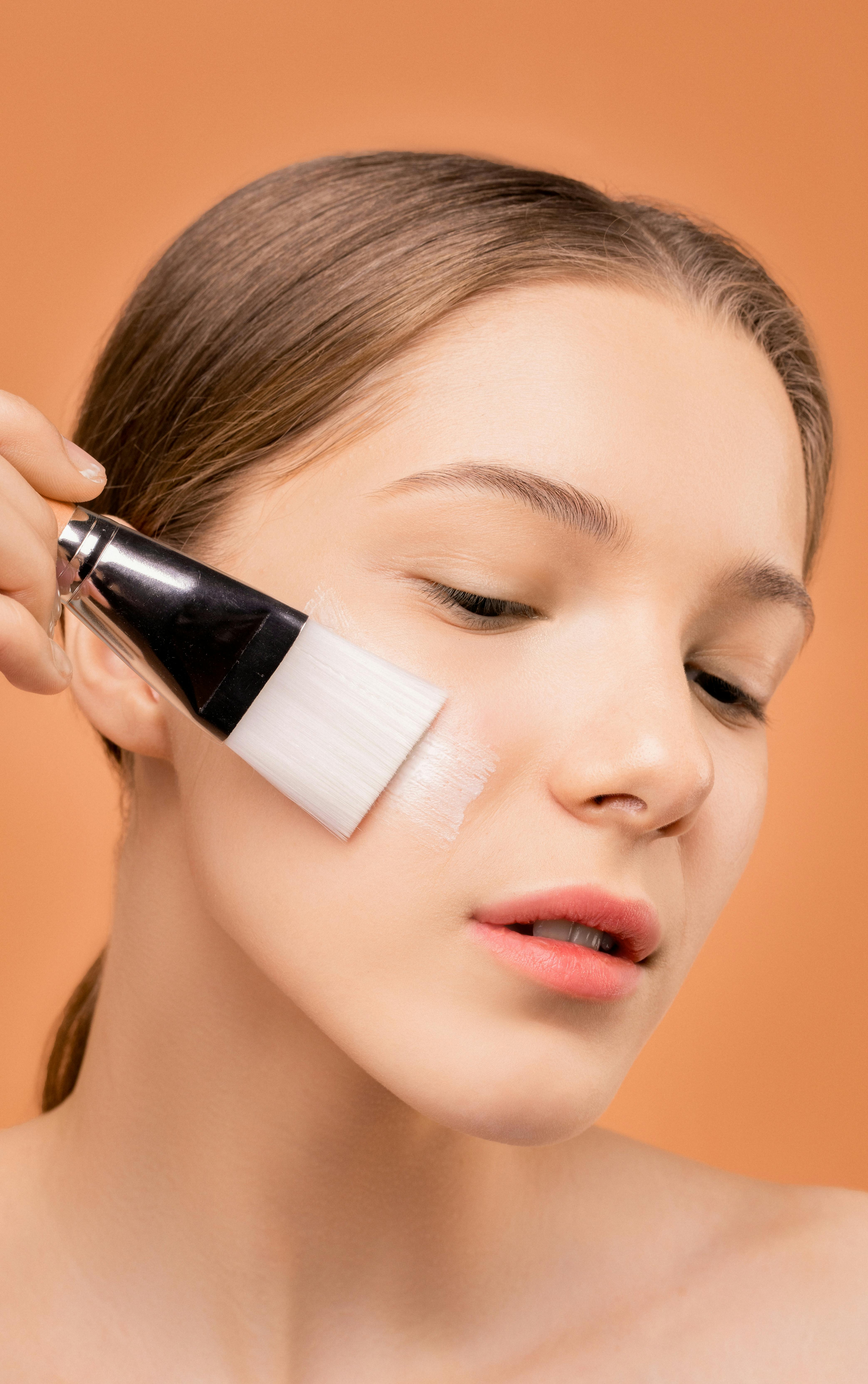Model Holding Makeup